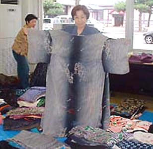 フリーマーケットで着物を選ぶ女性