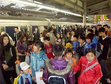 大阪駅に着いた電車から降りる子どもたち