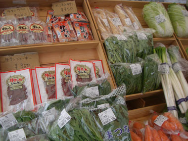 復興支援のブースには、毎月、月替わりで東北各県の特産品と新鮮な旬の野菜が並ぶ。