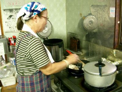 写真　エリンギをから炒りする調理ボランティア早瀬さん